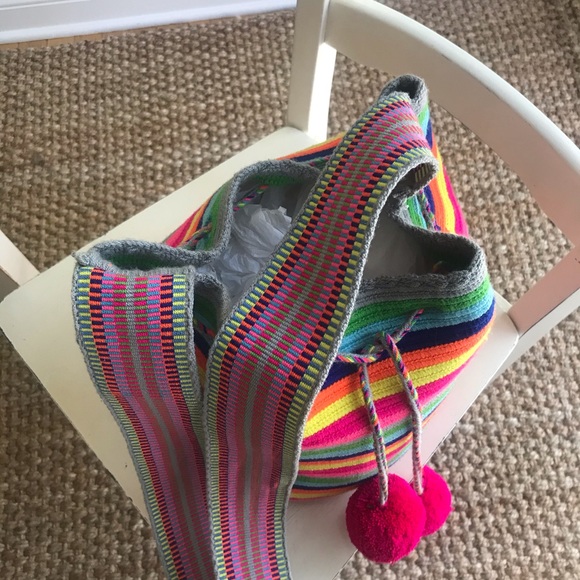 New: Wayuuchilabag Oversized Crossbody Bucket Bag with Pom Poms - Picture 6 of 16